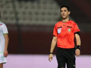 الحكم هشام التمسماني من مباراة الرجاء الرياضي واتحاد تواركة