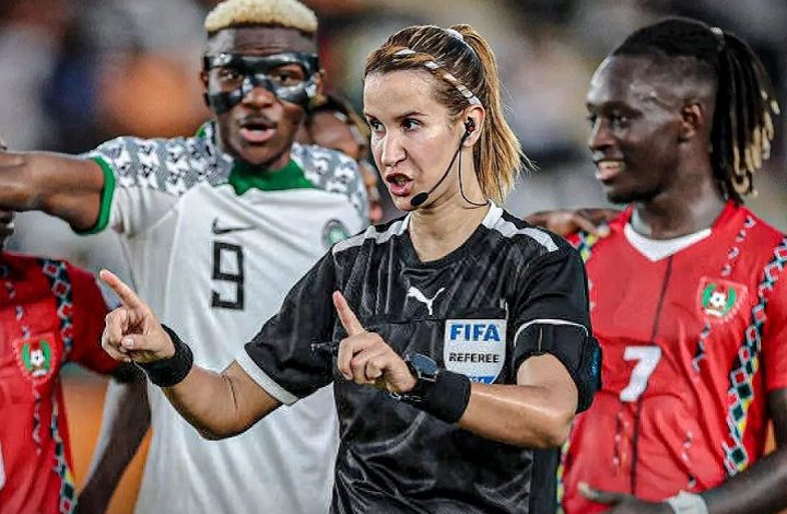 إشعار مفاجئ من “الفيفا” لبشرى كربوبي لقيادة مباريات كأس العالم للأندية إشعار مفاجئ من “الفيفا” لبشرى كربوبي لقيادة مباريات كأس العالم للأندية