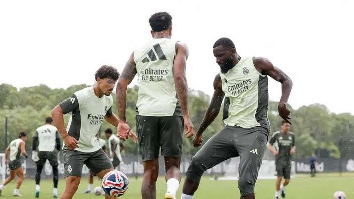 ريال مدريد يعلن رحيل لاعبه المغربي
