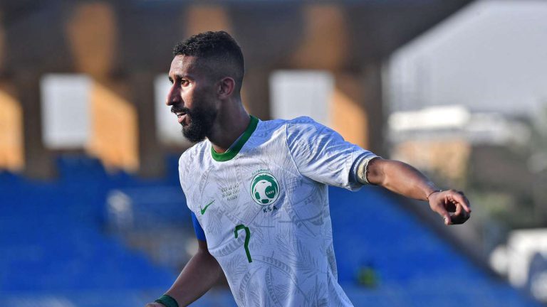سلمان الفرج خارج معسكر نيوم في إسبانيا