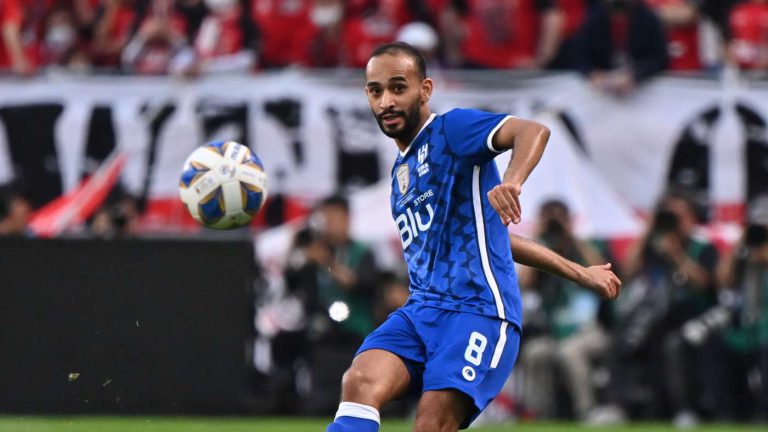 الركبة تُجبر عطيف على الاعتزال
