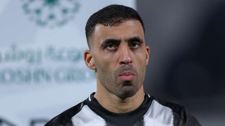 بعد رحلة الهلال.. ما حقيقة مغادرة حمد الله للشباب؟