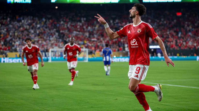 الأهلي يعاقب وسام أبو علي