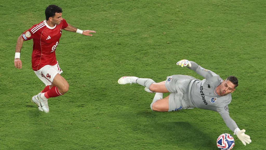 حارس بورتو على مشارف الدوري السعودي