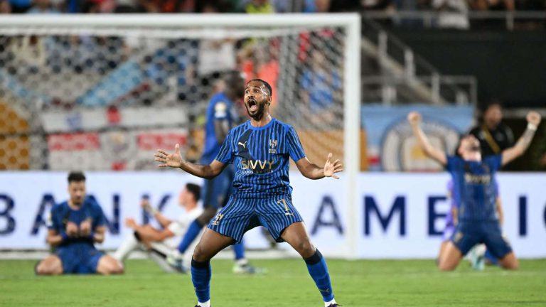 موقف غامض من الهلال تجاه نجمه.. وثنائي روشن يترقب