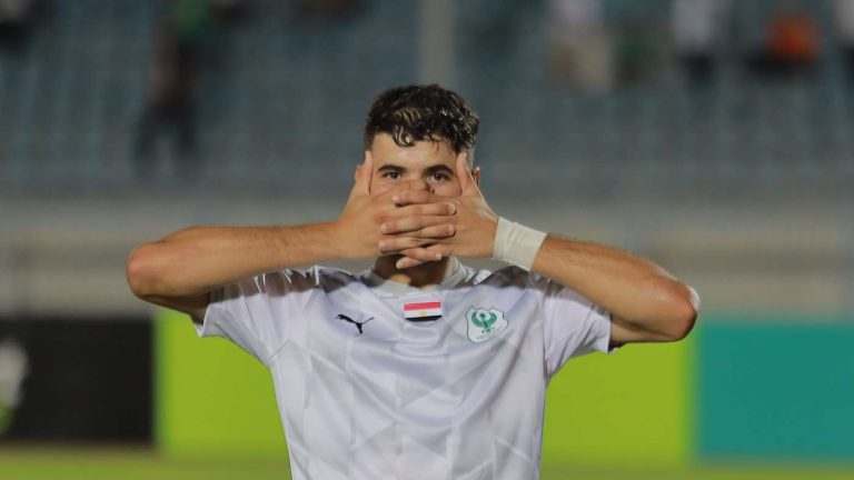 المصري يسحق الطلائع ويتصدر الدوري