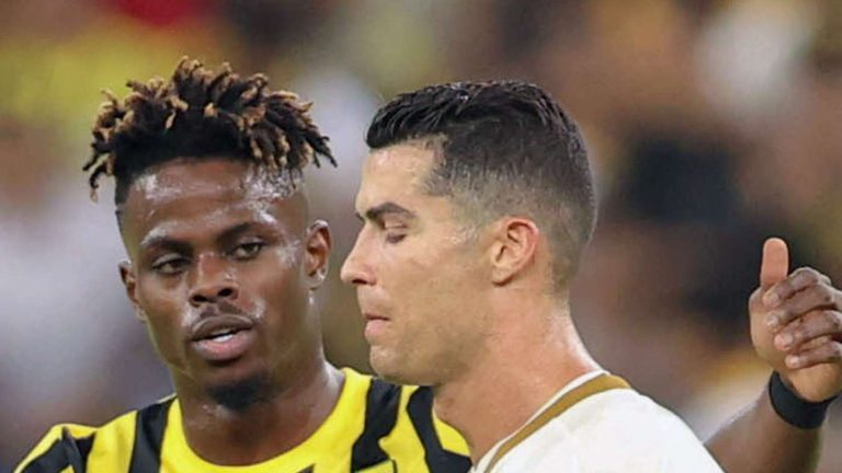 بين عباءة حمد الله وظل رونالدو.. لماذا يريد النصر مهاجم الشباب؟ بين عباءة حمد الله وظل رونالدو.. لماذا يريد النصر مهاجم الشباب؟