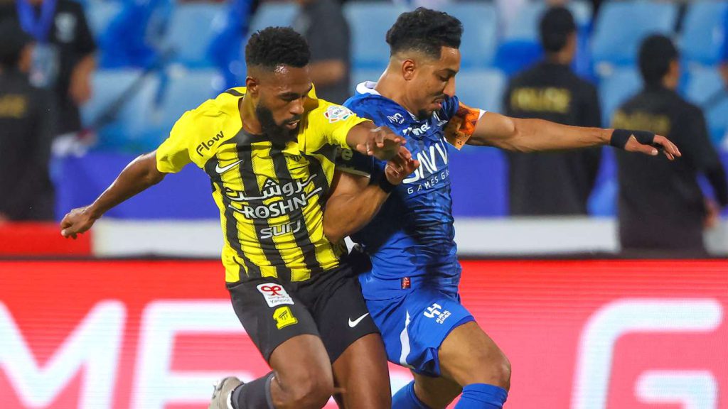 الديربي على أرضه والكلاسيكو خارجها.. جدول مباريات الهلال في الدوري السعودي