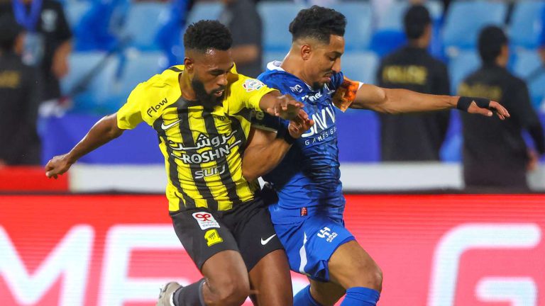الديربي على أرضه والكلاسيكو خارجها.. جدول مباريات الهلال في الدوري السعودي