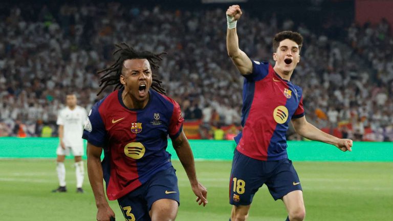 لاعب برشلونة يوافق على تجديد عقده