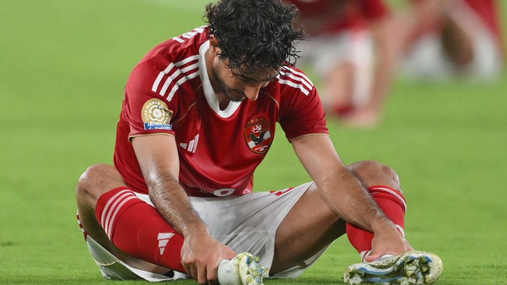 كواليس احتجاج الأهلي على طرد محمد هاني في مباراة فاركو