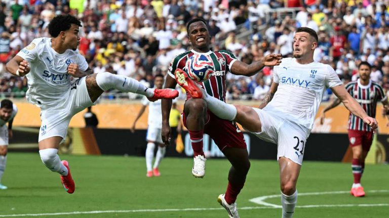 صراع رباعي يهدد استمرار محترف الهلال