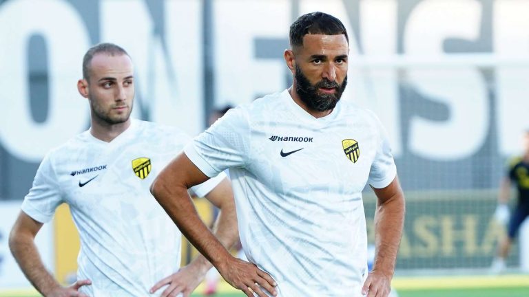 بهاتريك تاريخي.. بنزيما يعادل أسطورة الاتحاد ويهدد عرش رونالدو