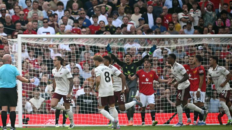 نيفيل وروني يطلقان الإنذار: أزمة الحراسة تهدد مانشستر يونايتد