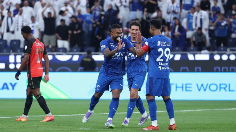 الهلال يبدأ حملة استعادة الدوري السعودي بثنائية في الرياض