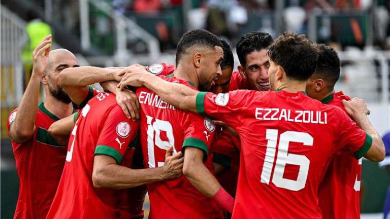 حفل أسطوري في الرباط.. تيفو عملاق وألعاب نارية قبل مباراة المغرب والنيجر