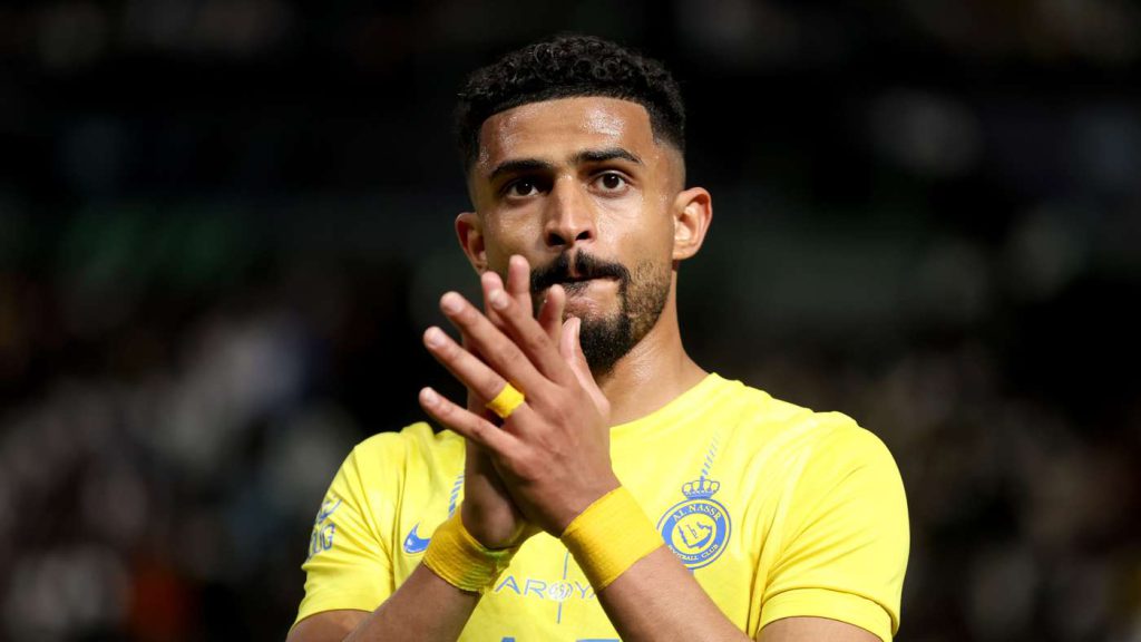 النصر يضع شرطًا للموافقة على رحيل العمري