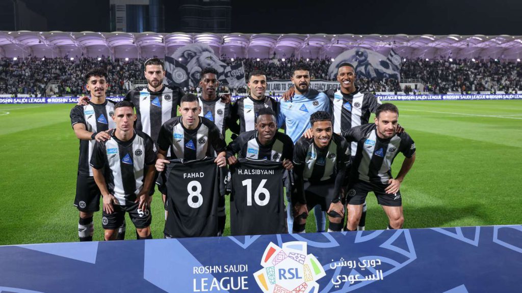 الشباب يلجأ للأهلي لحل أزمة حراسة المرمى