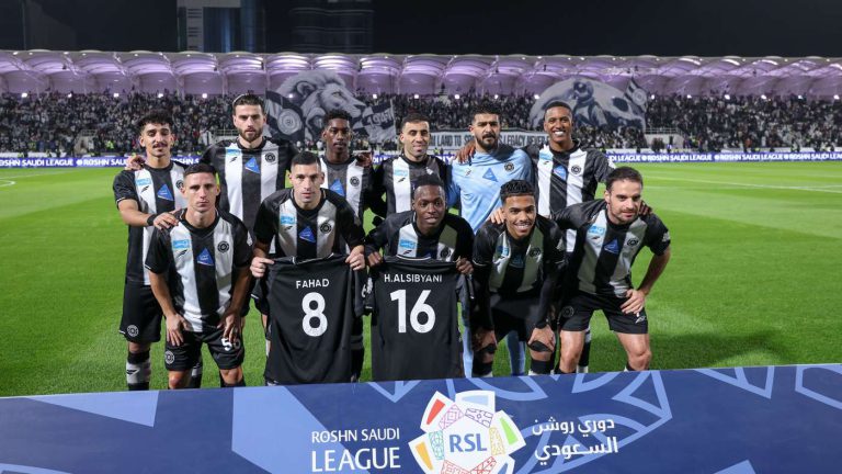 الشباب يلجأ للأهلي لحل أزمة حراسة المرمى