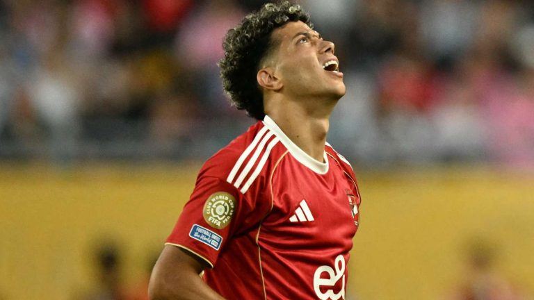 بطل أزمة وسام.. هل ينهي آدم وطني رحلة إمام عاشور مع الأهلي؟