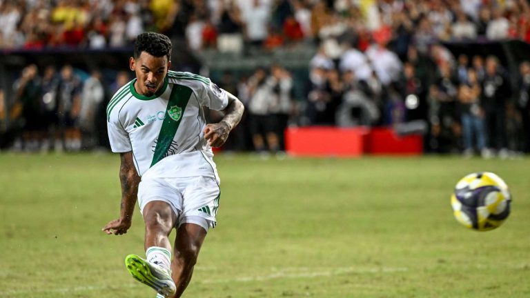 الشكوك تحيط بثنائي أهلي جدة قبل كلاسيكو الهلال