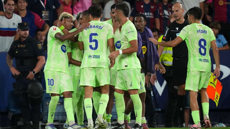 برشلونة يستهدف ضم مدافع جديد في الشتاء