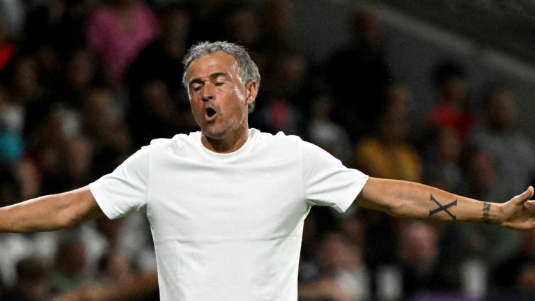 إنريكي يفصح عن هوية لاعب غاضب في باريس