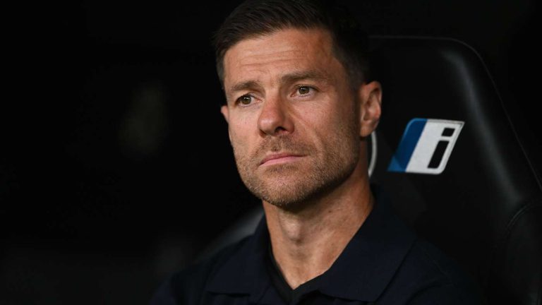 رسميًا.. ألونسو يحصد أولى جوائزه مع ريال مدريد