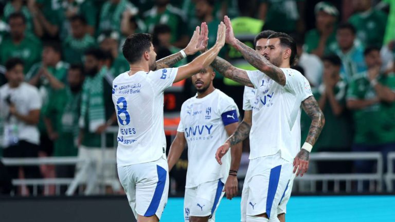الهلال يعزز رقمه القياسي في الدوري السعودي