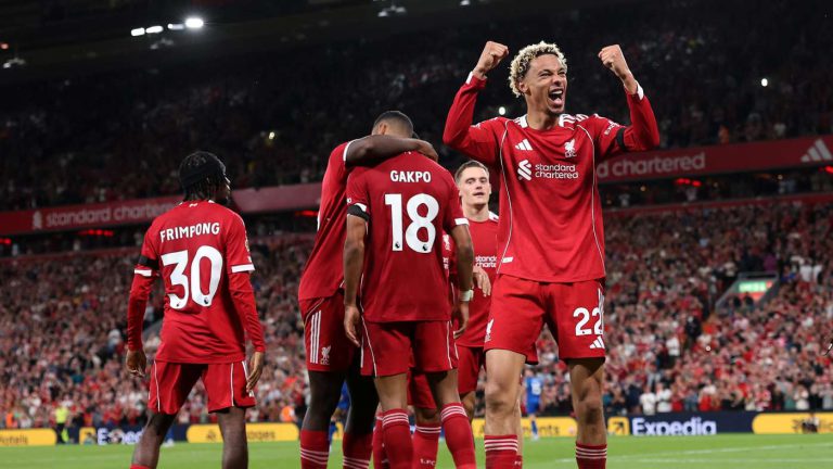 ما القنوات الناقلة لمباراة بيرنلي وليفربول في الدوري الإنجليزي 2025-2026؟ وكيف تتابعها عبر الإنترنت؟