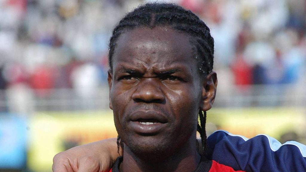 أسطورة أنجولا في حوار لـ elkora.ma: صراع ميسي ورونالدو ظلم صلاح