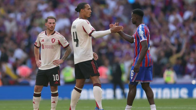 ريال مدريد وبرشلونة يتنافسان على مدافع من البريميرليج