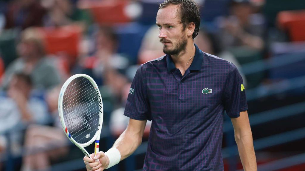 بعد 882 يومًا.. ميدفيديف ينهي جفافه مع الألقاب