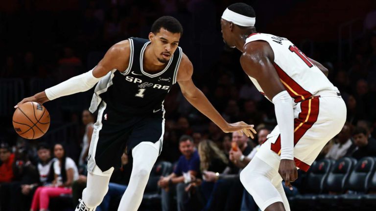 عودة ويمبانياما تضعه وسبيرز في دائرة الأضواء