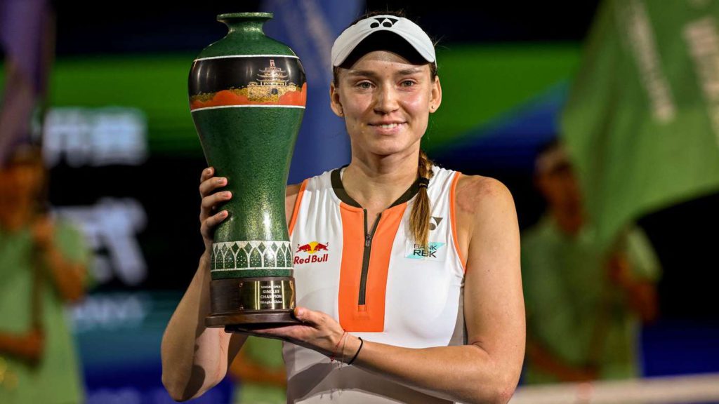 ريباكينا تتوج بلقب نينجبو وتعزز آمالها في التأهل للبطولة الختامية