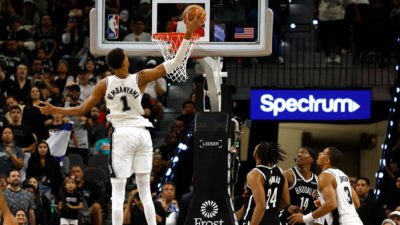 سبيرز يكرم مدربه الأسطوري بوبوفيتش.. ويواصل انطلاقته المثالية