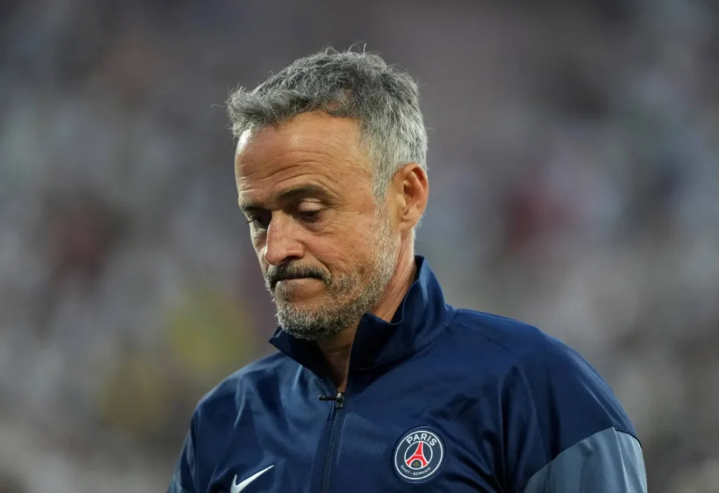 إنريكي يدافع عن حارس سان جيرمان ويشيد بروح الفريق بعد الفوز على ليون