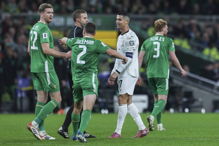 آيرلندا تُسقط البرتغال وتُعطّل تأهلها للمونديال.. ورونالدو يُطرد!