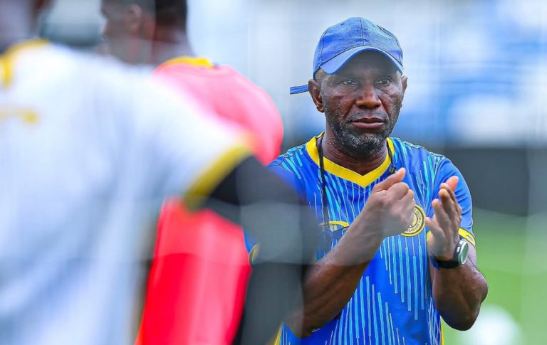 مدرب عزام التنزاني يحفز لاعبيه قبل مواجهة الوداد الرياضي في كأس الكونفدرالية