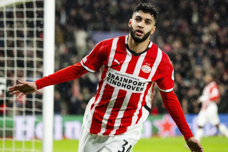 قلق يسيطر على مدرب أيندهوفن بشأن غياب الصيباري وصلاح الدين في "كان 2025"