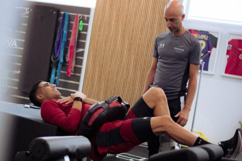 حكيمي يكثف تدريباته 6 ساعات يوميًا للعودة إلى المنتخب المغربي في "كان 2025"