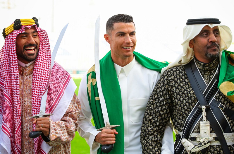 رونالدو يعلن انتمائه للسعودية: "أنا رجل سعودي" ويدعم ملف استضافة كأس العالم 2034