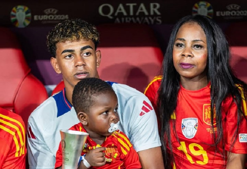 والدة لامين يامال تثير الجدل بحضور حفل فاخر في لندن