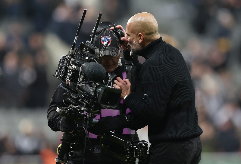 غوارديولا يعتذر عن تصرفه مع مصور: "ارتكبت خطأ فادحاً" بعد خسارة السيتي