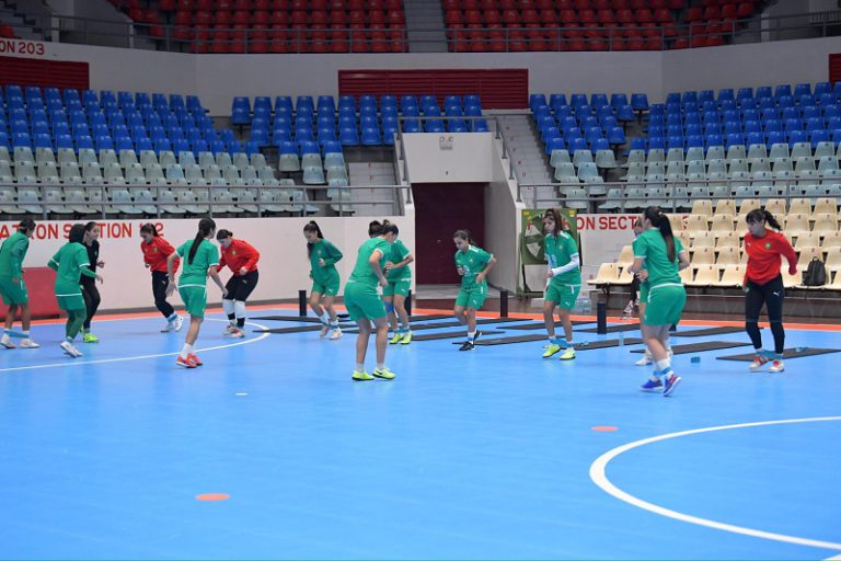 "لبؤات الأطلس" تواصل الاستعدادات لمواجهة بولونيا الحاسمة في كأس العالم لكرة القدم داخل الصالة