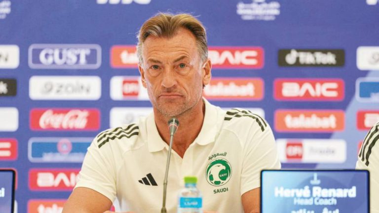 رونار يوقف مؤتمرًا صحفيًا في جدة احترامًا للأذان.. لفتة إنسانية تثير الإعجاب