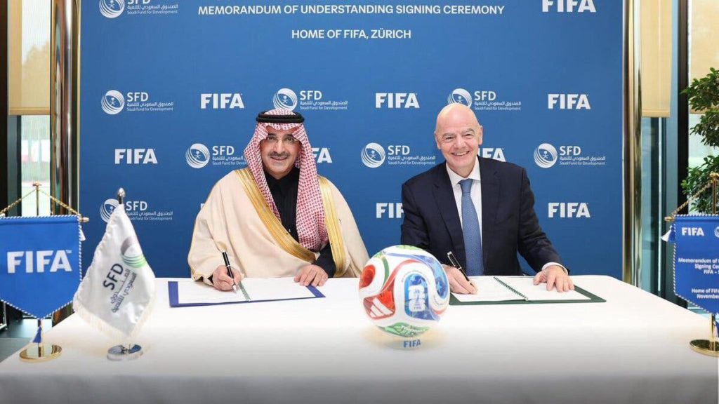 "فيفا" وصندوق التنمية السعودي يعقدان شراكة استراتيجية لتعزيز البنية التحتية الرياضية