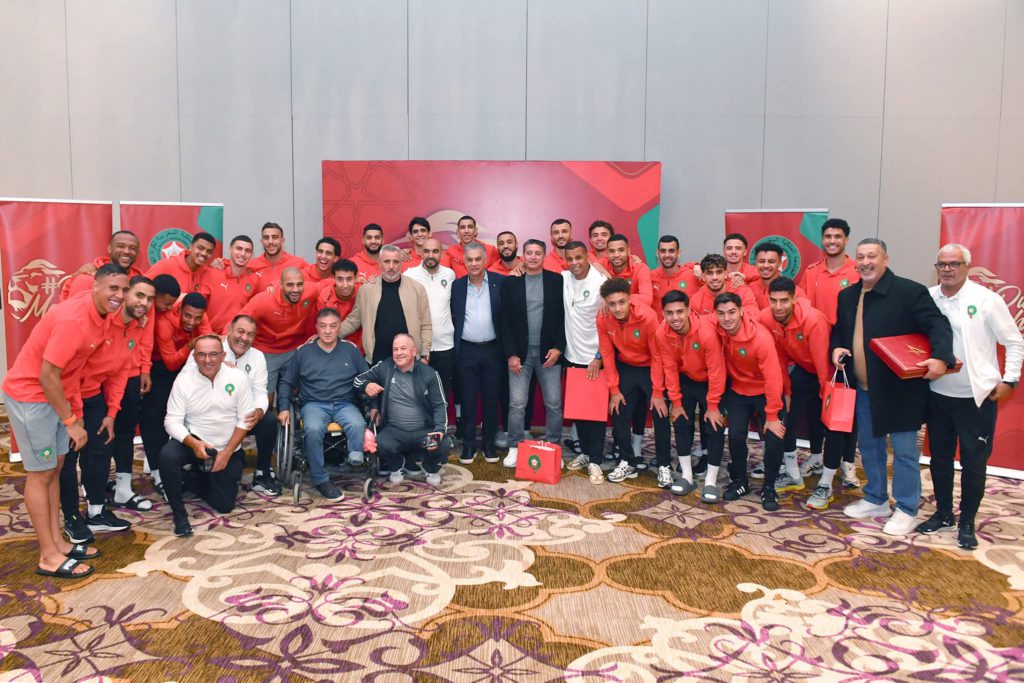 تكريم تاريخي: "أسود الأطلس" يحتفون برواد كرة القدم المغربية في طنجة