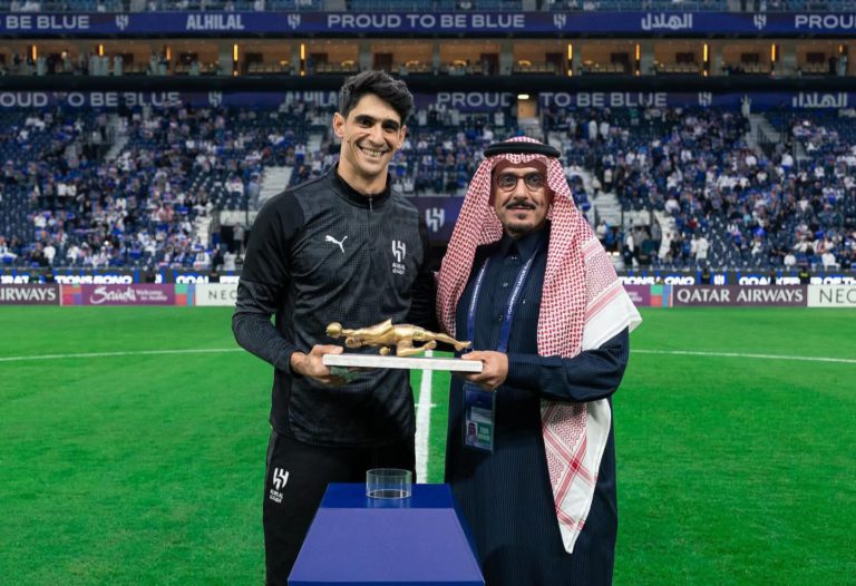 الهلال يكرم ياسين بونو بعد فوزه بجائزة أفضل حارس في إفريقيا