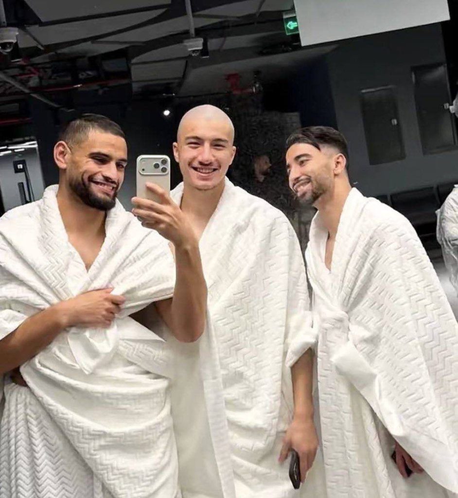 نجوم منتخب الجزائر يؤدون مناسك العمرة في مكة المكرمة بعد الفوز على زيمبابوي